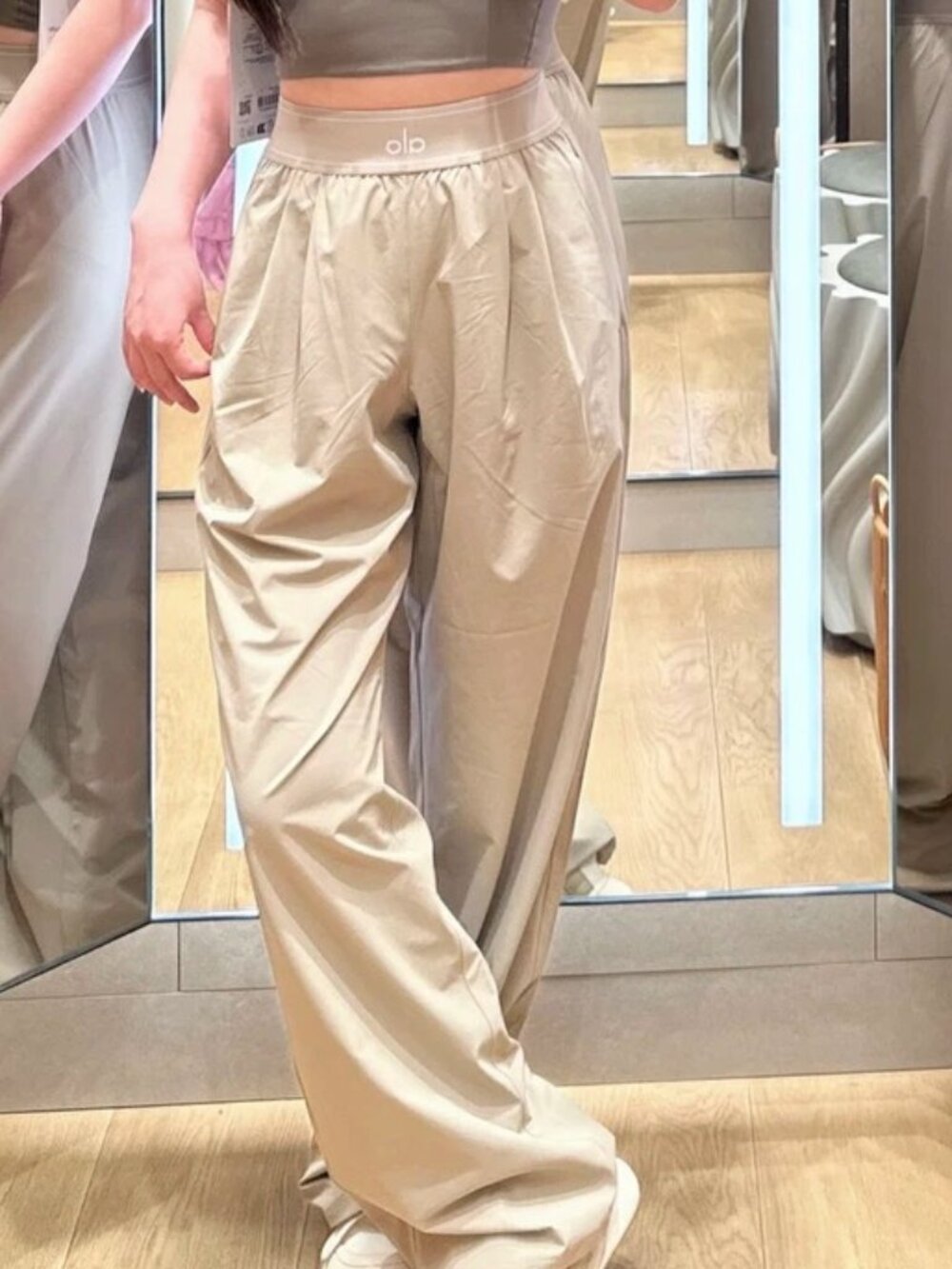 New With Tags ✨ Alo Yoga Gravel Color Suit Up Trouser (Regular) 30" Inseam 🌼
